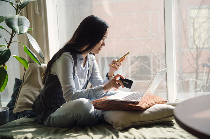 woman shopping online